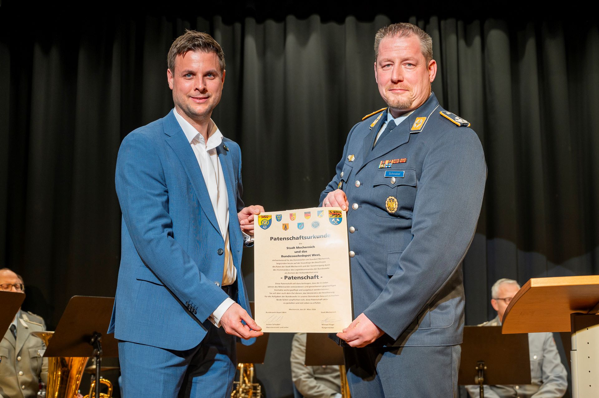 Anfang des Jahres haben Bürgermeister Michael Fingel und Oberstleutnant Jochen Schnabel die jahrzehntelange intensive Zusammenarbeit zwischen Stadt und Bundeswehr erneut besiegelt. Foto: Henri Grüger/pp/Agentur ProfiPress