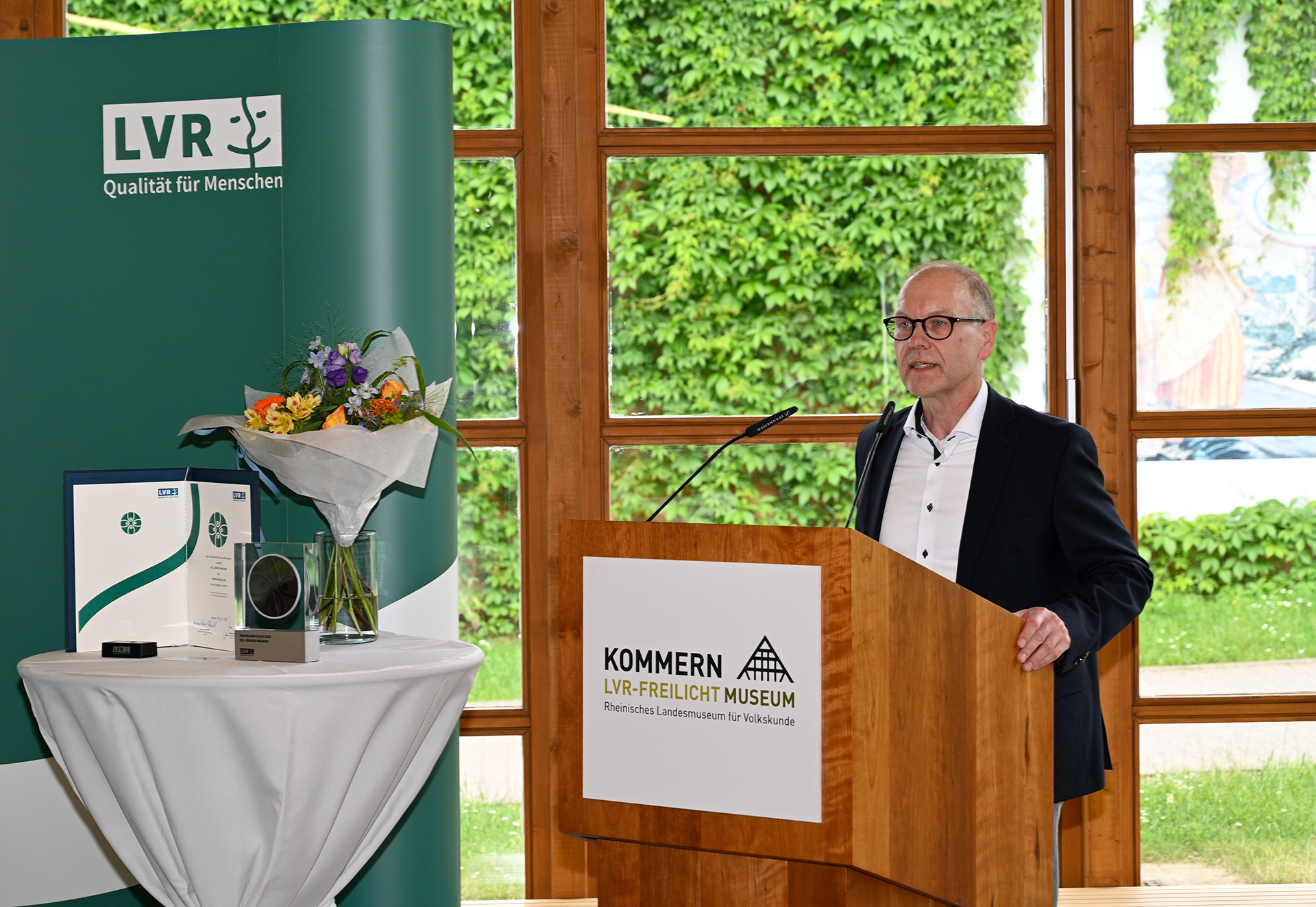Dr. Carsten Vorwig dankte ihm im Namen des Freilichtmuseums „für die vielfältige Unterstützung, für Ihre Verlässlichkeit und Ihr Engagement“. Foto: Henri Grüger/pp/Agentur ProfiPress