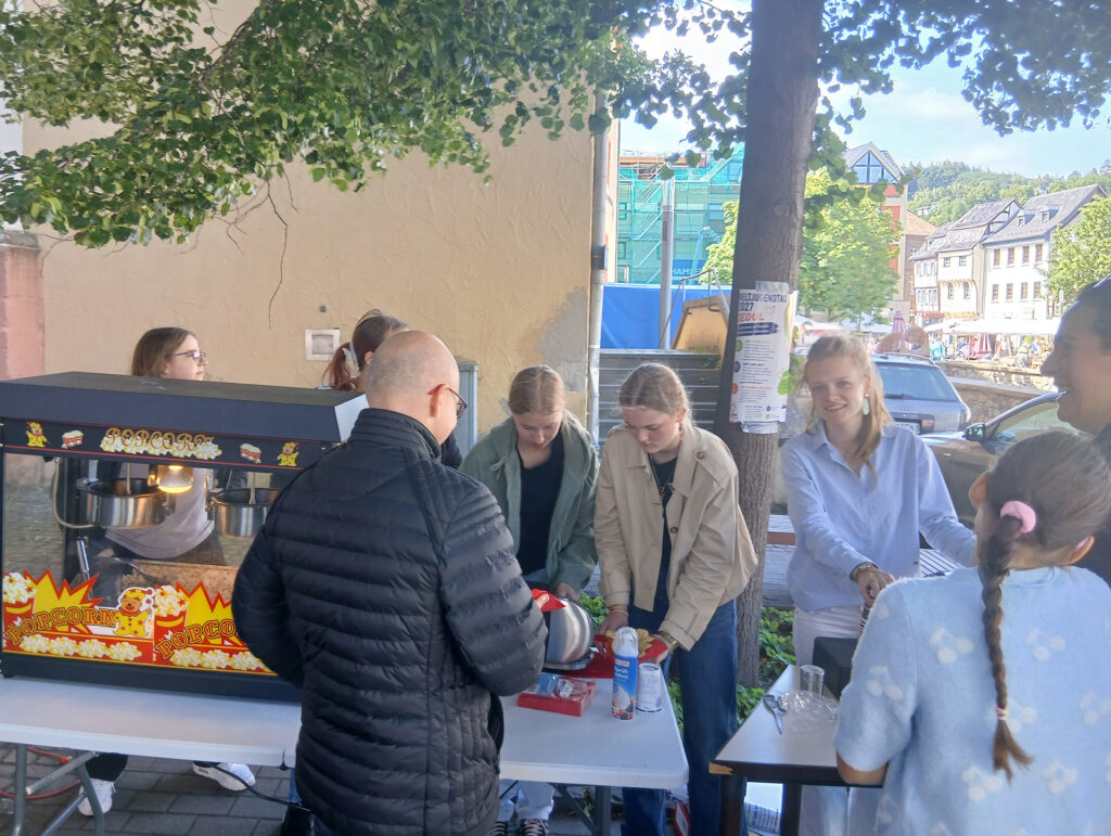 Auch nach der Messe boten die Jugendlichen in Bad Münstereifel noch Popcorn und frisch gebackene Waffeln zum Verkauf an, um noch weiter für die Fahrt zu sammeln. Foto: Privat/pp/Agentur ProfiPress