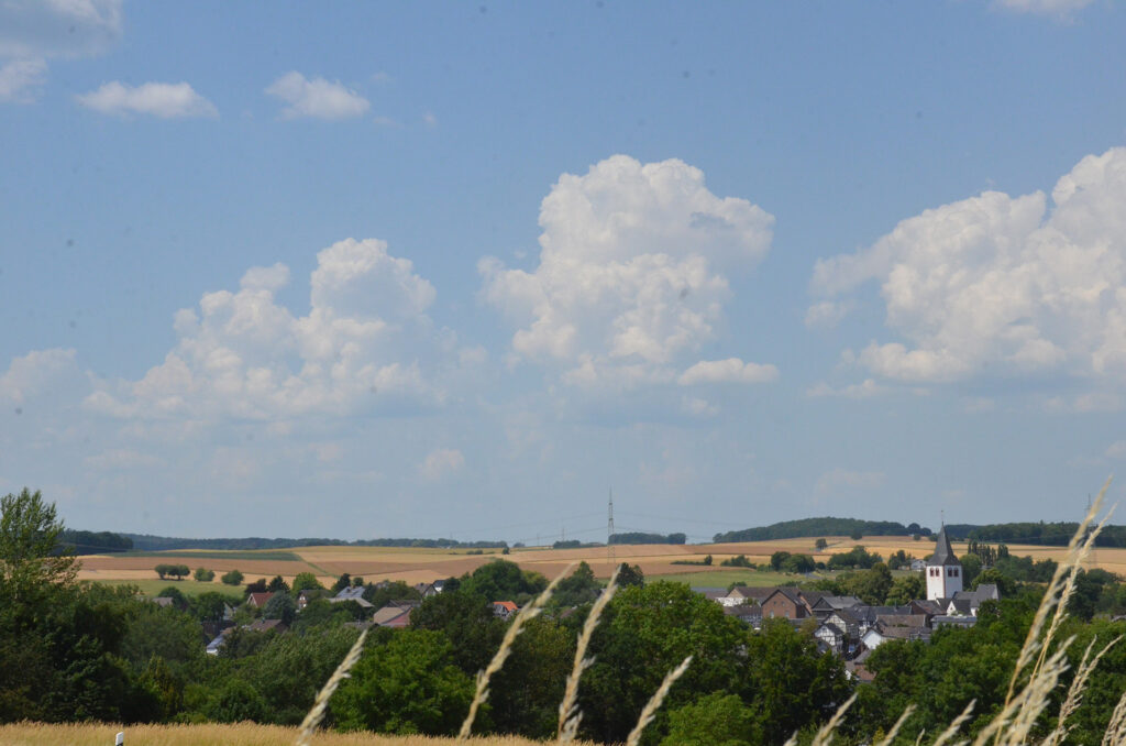Glehn im Blick: Vom Ortsrand aus ist die Landschaft zu sehen, in der nach den aktuellen Planungen Windenergieanlagen entstehen könnten. Die Initiative Gegenwind Glehn wehrt sich dagegen. Archivfoto: Jakob Seibel/pp/Agentur ProfiPress