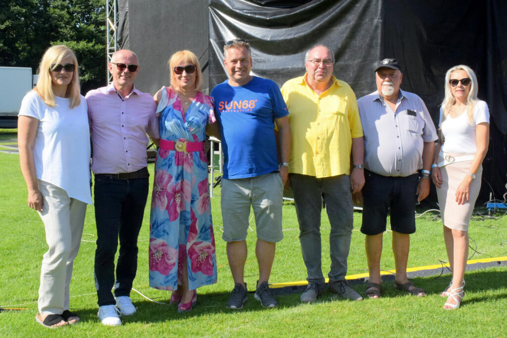 Dass die Partnerschaft lebendig blieb, zeigen die zahlreichen Begegnungen der vergangenen Jahre. Delegationen aus Mechernich besuchten unter anderem, wie hier, das traditionelle Mittsommerfest in Skarszewy. Rechts vorn: Manuela Holtmeier, im Rathaus Mechernich unter anderem zuständig für das Thema Städtepartnerschaften. Foto: Privat/pp/Agentur ProfiPress