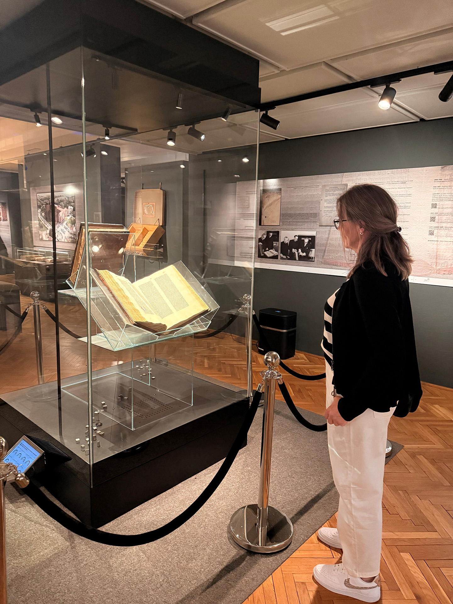 Die Dombasilika von Pelplin zählt zu den größten Backsteinkirchen Polens, im zughörigen Diözesanmuseum besichtigten die Mechernicher Gäste kürzlich die einzige original Gutenberg-Bibel Polens. Foto: Privat/pp/Agentur ProfiPress