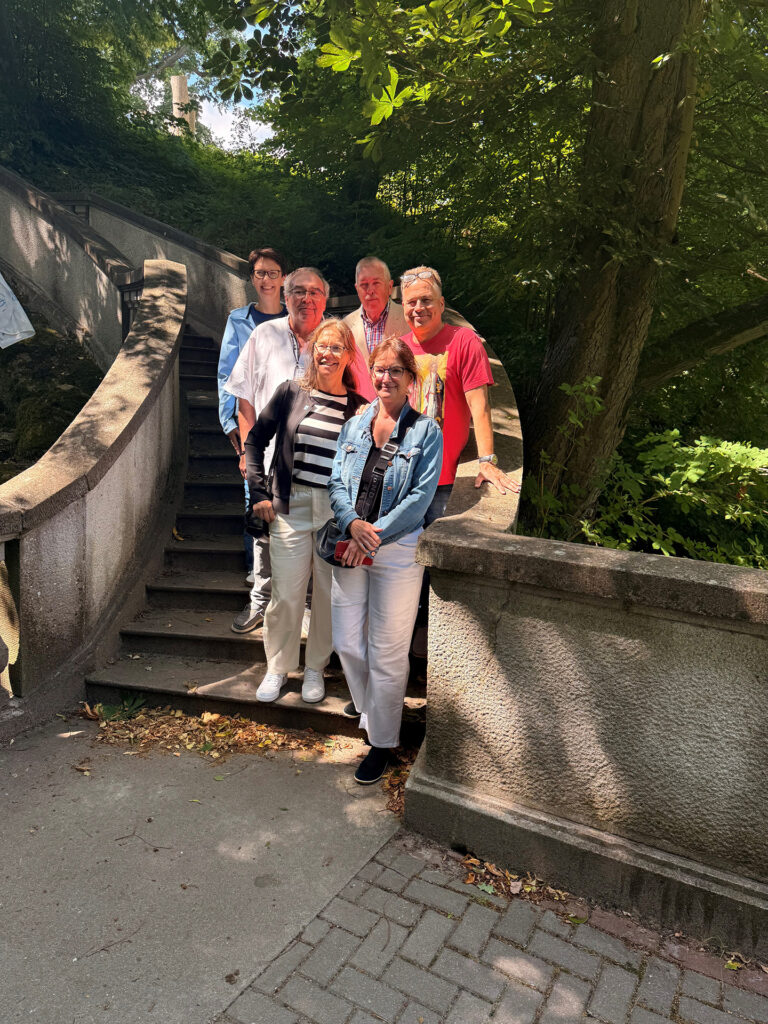 Pause im Park: Neben dem kulturellen Programm blieb der Mechernicher Delegation samt ihren freundlichen Übersetzern und Fremdenführern auch Zeit für Erholung. Foto: Privat/pp/Agentur ProfiPress