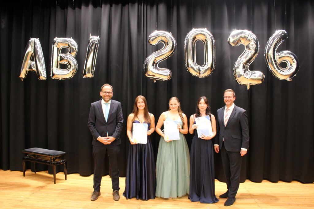 Ausgenzeichnete Abiturientinnen: Paulina Fischenich (MINT-Förderpreis), Emily Eckert (Nachhaltigkeitsförderpreis) und Nicole Urich (Hans-Esch-Förderpreis für Gesellschaftswissenschaften und Preis für bestes Abitur des GAT-Fördervereins) erhielten von GAT-Direktor Micha Kreitz sowie Lehrer Andreas Maikranz Preise für ihr Engagement. Foto: GAT/Bernhard Karst/pp/Agentur ProfiPress