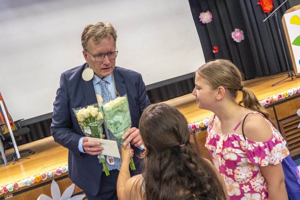 Zum Abschied gab es auch Blümchen von zwei Schülerinnen. Foto: Ronald Larmann/pp/Agentur ProfiPress