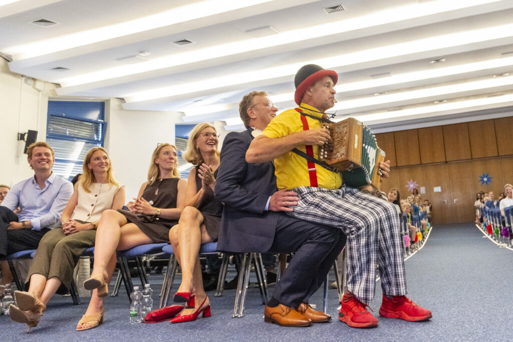 Humorvolles Duo: Clown Francesco und Schulleiter Uli Lindner-Moog sind über die Jahre der Zusammenarbeit zu einem eingespielten Team geworden. Foto: Ronald Larmann/pp/Agentur ProfiPress 