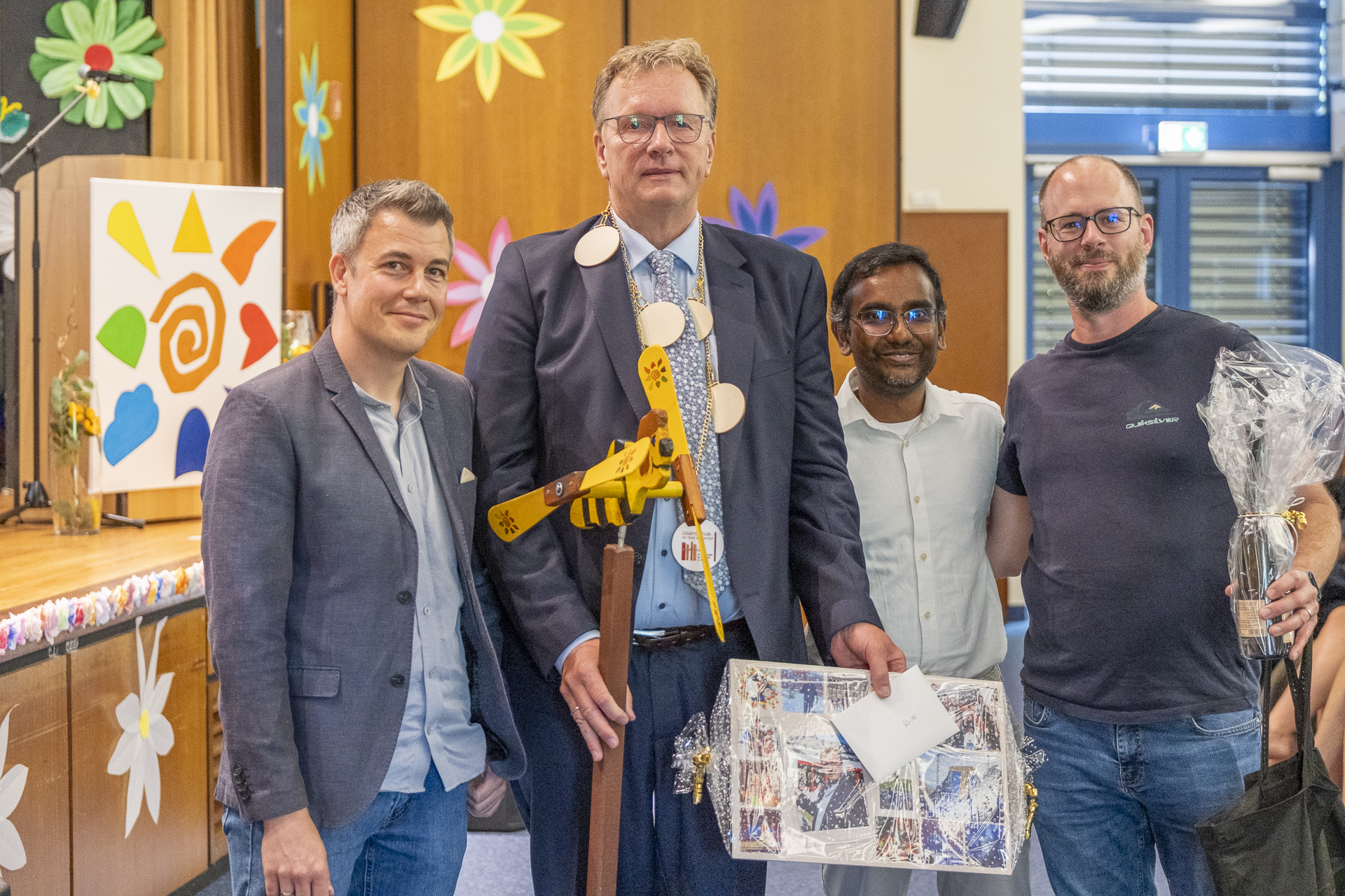 Die Elternvertreter Ben Lorenz (l.) sowie Christoph Aschoff (v.r.) und Mayu Puthiran bedankten sich ebenfalls sehr herzlich bei Uli Lindner-Moog. Foto: Ronald Larmann/pp/Agentur ProfiPress