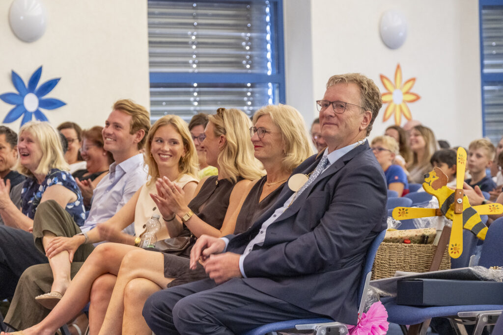 Bewegender Abschied: Schulleiter Uli Lindner-Moog, neben ihm seine Ehefrau Annette und die Töchter Hannah und Kristina, wurde mit einer liebevoll gestalteten Gala in den Ruhestand verabschiedet. Foto: Ronald Larmann/pp/Agentur ProfiPress