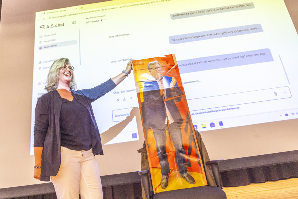 Nachdem die KI bühnenreif mit den perfekten Schulleiter-Eigenschaften gefüttert worden war, wurde ein Bild generiert, das Antje Schmitz präsentierte. Ergebnis: Auch die KI hält Uli Lindner-Moog für den perfekten Schulleiter. Foto: Ronald Larmann/pp/Agentur ProfiPress 