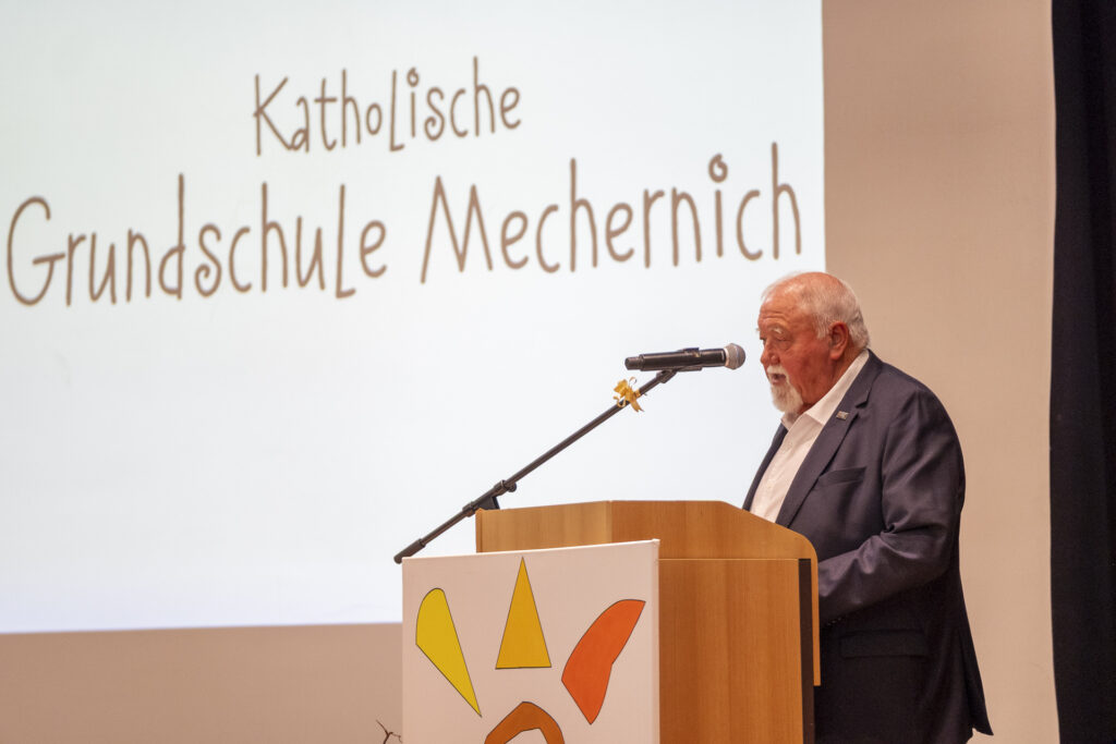 „Hier lernt man Liebesbriefe schreiben.“ Diesen Satz eines Kindes zitierte der stellvertretende Bürgermeister Peter Kronenberg und unterstrich, dass ein solcher Satz nur dort entstehe, wo Kinder sich wohlfühlten und Schule mehr sei als Unterricht. Foto: Ronald Larmann/pp/Agentur ProfiPress