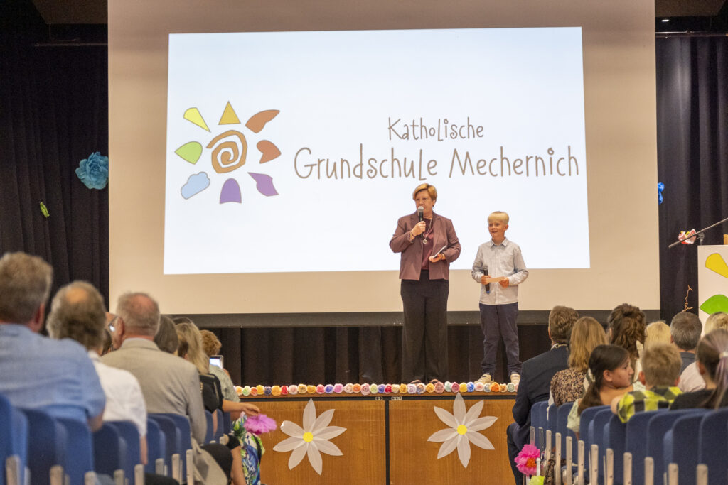 Für eine gekonnte und humorvolle Moderation des Vormittags sorgten Konrektorin Iris Pollender und der Viertklässler Henri Bergmann. Foto: Ronald Larmann/pp/Agentur ProfiPress