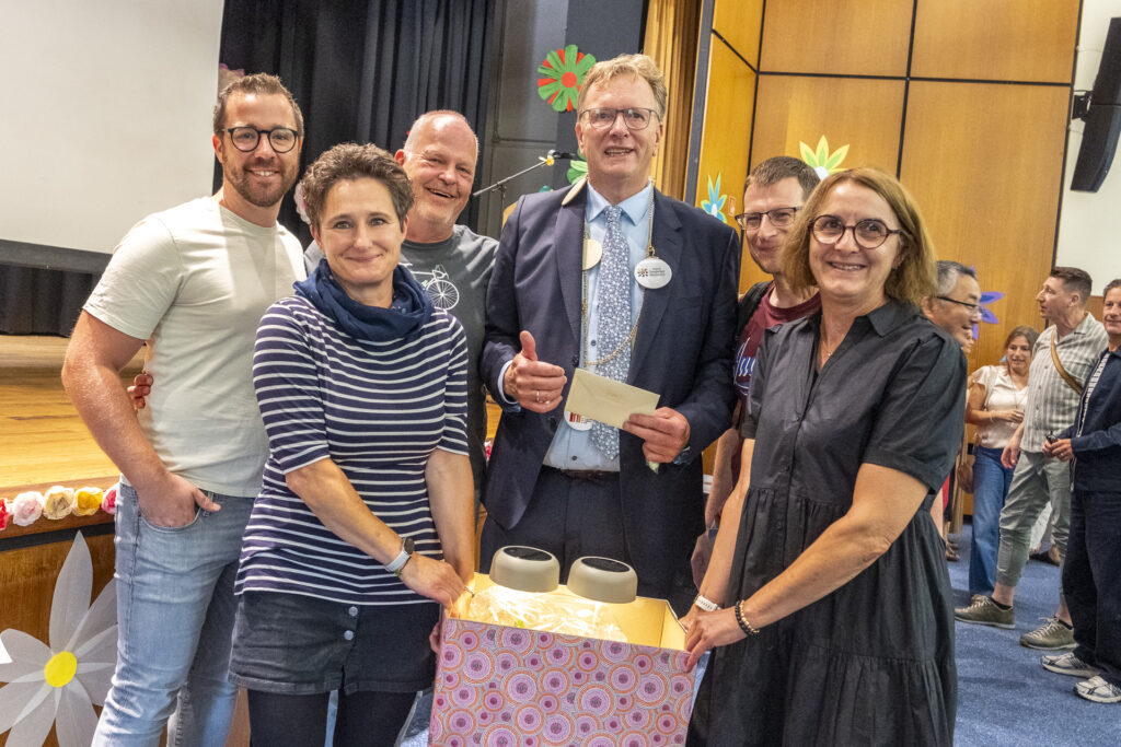 Das Team der Stadt Mechernich überreichte ebenfalls ein Geschenk an Uli Lindner-Moog: Carsten Cönen (v.l.), Kati Jakob, Jörg Brauns, Simon Büddig und Kerstin Lehner. Foto: Ronald Larmann/pp/Agentur ProfiPress