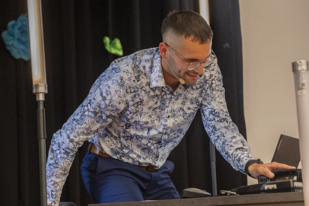 Griff zum Hörer: Martin Schmitz wusste sich auf der Suche nach einem perfekten Schulleiter nicht zu helfen und benötigte Unterstützung der Bezirksregierung und von der KI „AIS.chat“. Foto: Ronald Larmann/pp/Agentur ProfiPress 