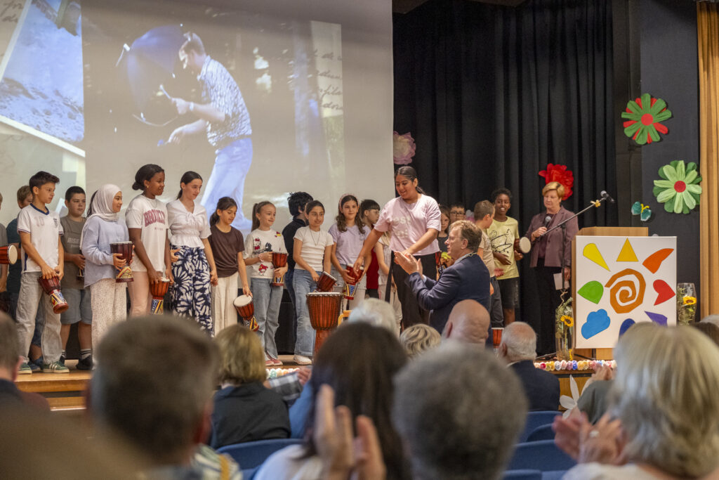 Rhythmus in der Schule und auf der Bühne in der Aula des Schulzentrums: Die Klasse 4b begeisterte mit einem Trommelbeitrag. Foto: Ronald Larmann/pp/Agentur ProfiPress