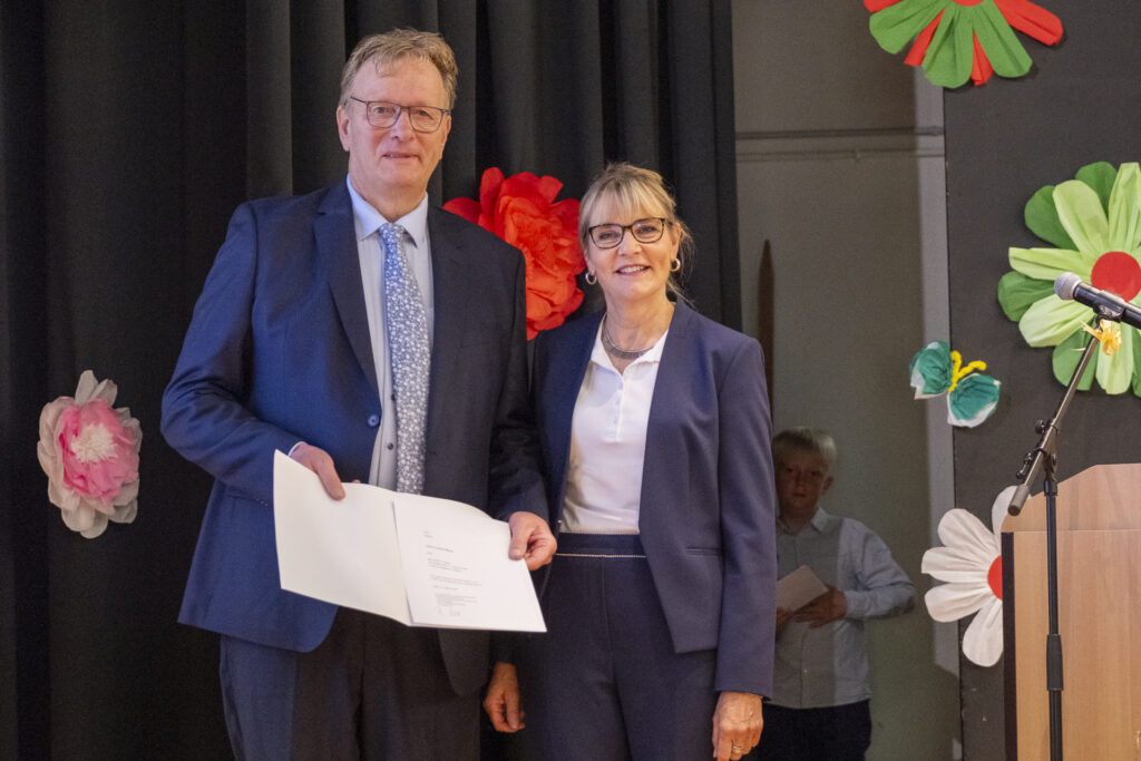 So recht haben wollte er sie nicht, die Urkunde zur Entlassung in den Ruhestand, überreicht von Schulamtsdirektorin Bärbel König. Die hatte Uli-Lindner-Moog zuvor als Schulleiter gewürdigt, der die Schule mit Herz und Seele nach innen und außen maßgeblich geprägt habe. Foto: Ronald Larmann/pp/Agentur ProfiPress