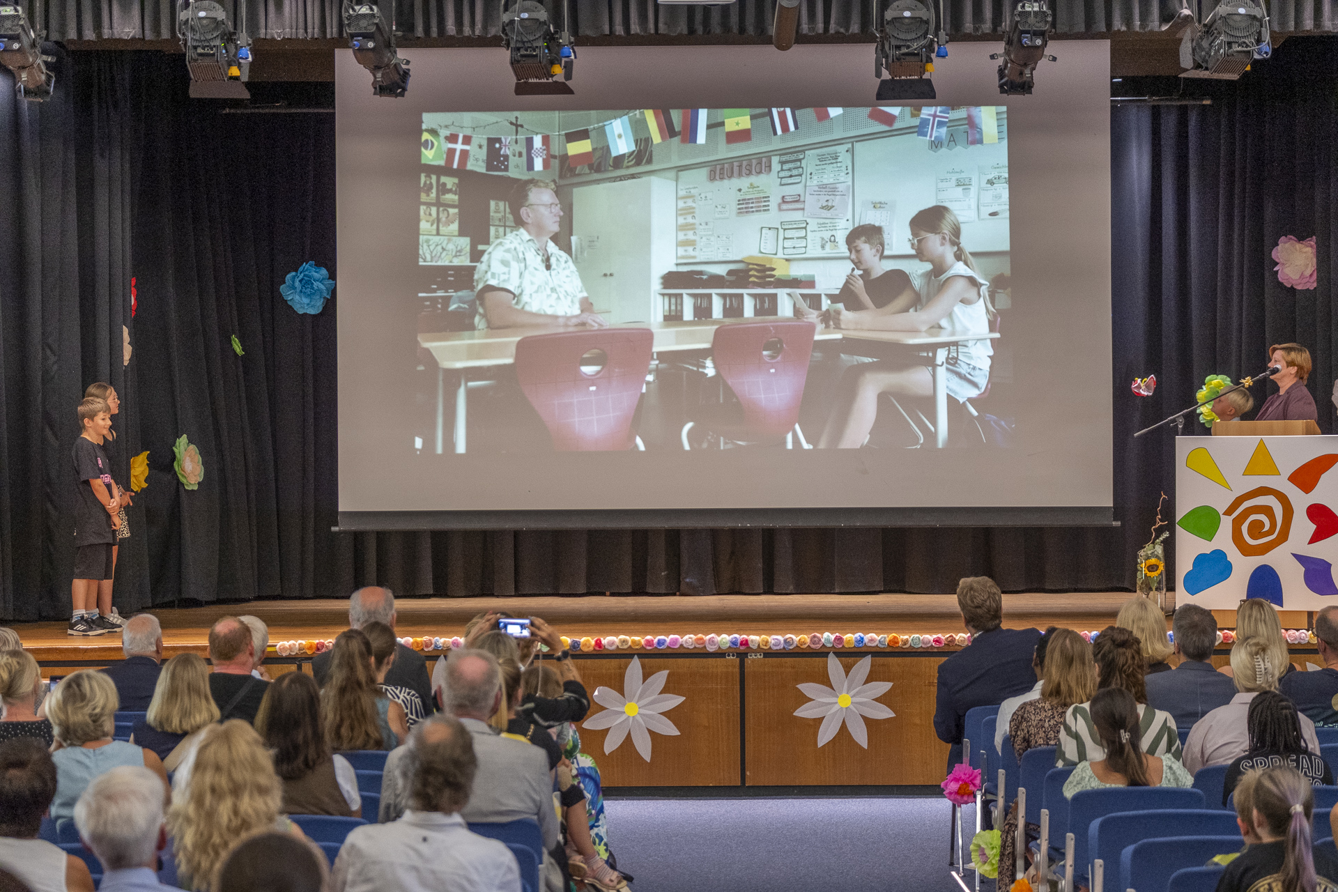 Die Schüler Liam und Mara hatten ihren Schulleiter vorab interviewt. Das Video dazu war ein Highlight des Vormittags. Foto: Ronald Larmann/pp/Agentur ProfiPress