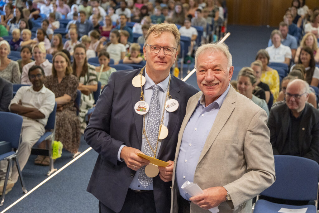 „Dein Humor, deine Offenheit und das partnerschaftliche Verhältnis mit allen an der Schule Beteiligten waren dein Markenzeichen“, sagte Willy Gemünd, der Uli Lindner-Moog als Bundestrainer ins Gespräch brachte. Foto: Ronald Larmann/pp/Agentur ProfiPress