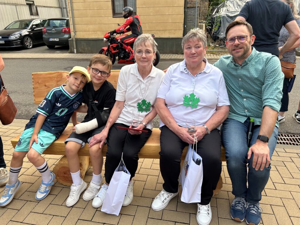Die frischgebackenen Ruheständlerinnen bekamen von allen Ortsvereinen zusammen, dem örtlichen Kindergarten, dem Kirchenvorstand sowie Ortsbürgermeister Björn Wassong eine massive „M&M-Ruhe(stands)bank“ überreicht. Foto: Privat/pp/Agentur ProfiPress