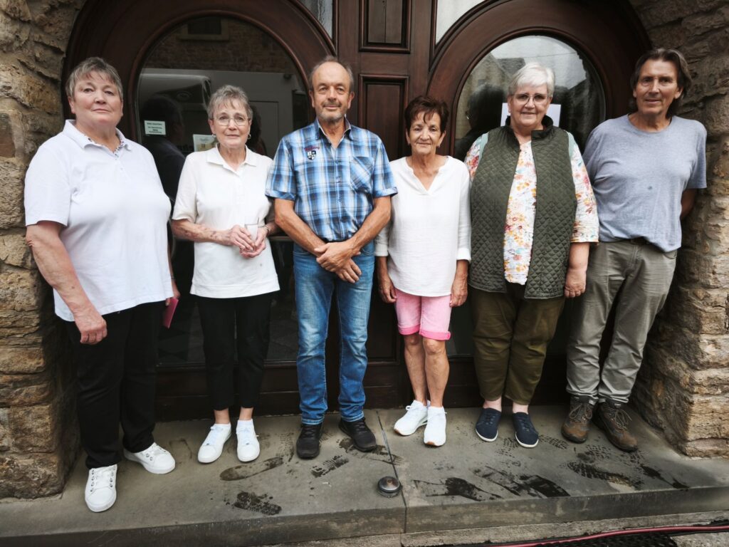 Zum Abschied waren nicht nur Gratulanten aus Weyer und der Nachbarschaft gekommen, sondern auch die vier Geschwister von Marianne (von links) und Margret Arns gekommen: Josef, Uschi, Irene und Heinz. Foto: Kerstin Rottland/pp/Agentur ProfiPress