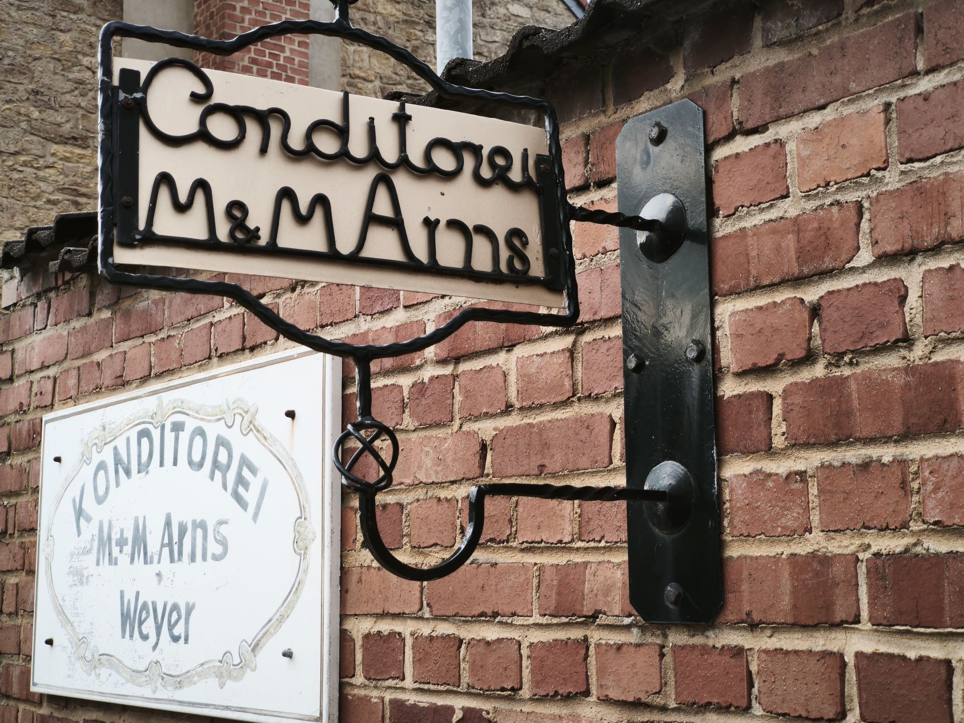 Abschluss Konditorei Arns_Schild Nach 33 Jahren und acht Monaten schlossen die beiden Schwestern Ende Juni ihre Konditorei M. + M. Arns – und mit ihr ein Stück Dorfgeschichte. Foto: Kerstin Rottland/pp/Agentur ProfiPress