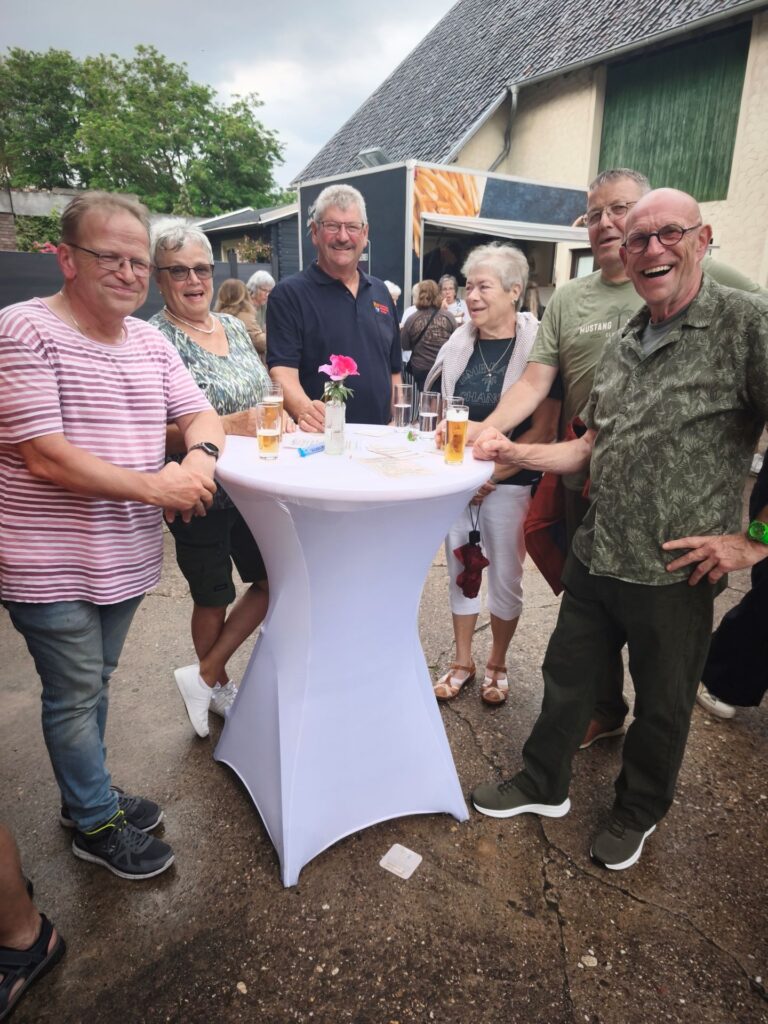 Uschi Metzen (2.v.l.) war von Anfang an dabei: „Anfangs haben wir den Kuchen aus der Garage verkauft.“ Was klein begann, entwickelte sich schnell zu einer festen Größe im Stadtgebiet. Foto: Kerstin Rottland/pp/Agentur ProfiPress