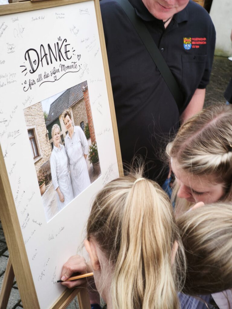 „Danke für all die süßen Momente“ stand auf diesem hübschen Dankes-Porträt für die Schwestern Arns, auf dem sich auch ganz viele Kinder aus dem Ort verewigten. Foto: Kerstin Rottland/pp/Agentur ProfiPress