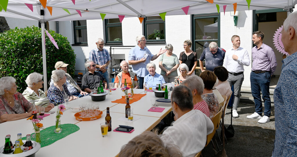Peter Empt (hinten, 2. v. l.) begrüßte neben den zahlreichen Besucherinnen und Besuchern auch Landrat Markus Ramers und Bürgermeister Michael Fingel im Namen des ganzen Teams. Foto: Henri Grüger/pp/Agentur ProfiPress