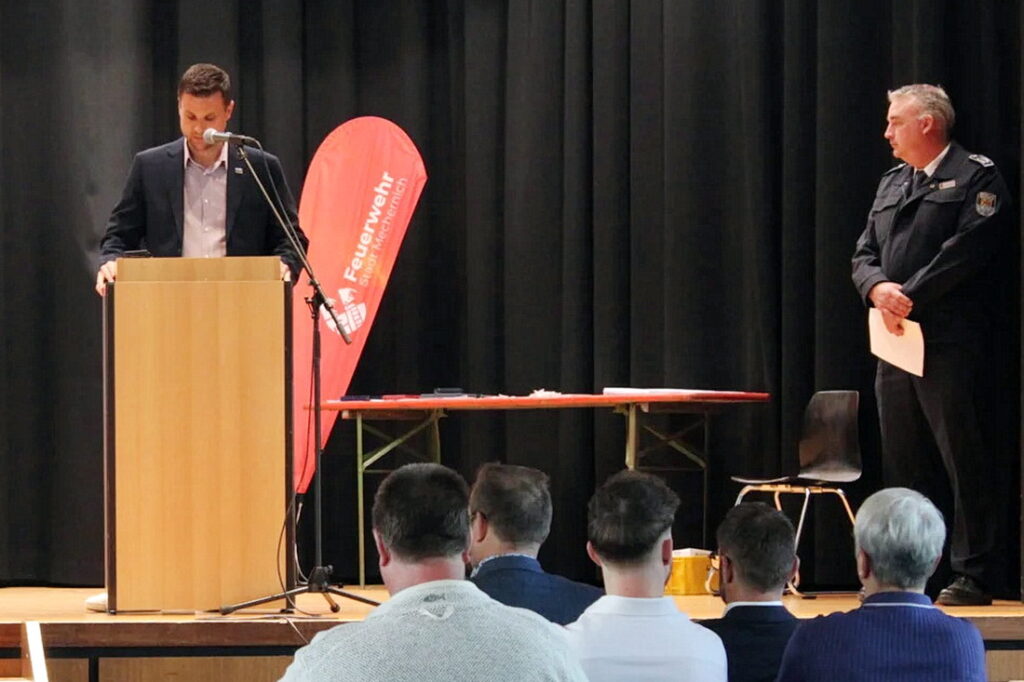 Bürgermeister Michael Fingel am Rednerpult und Wehrleiter Jens Schreiber dankten bei der jüngsten Dienstbesprechung in der Aula des städtischen Mechernicher Schulzentrums den Feuerwehrangehörigen für ihren ehrenamtlichen Einsatz. Foto: FF Stadt Mechernich/pp/Agentur ProfiPress