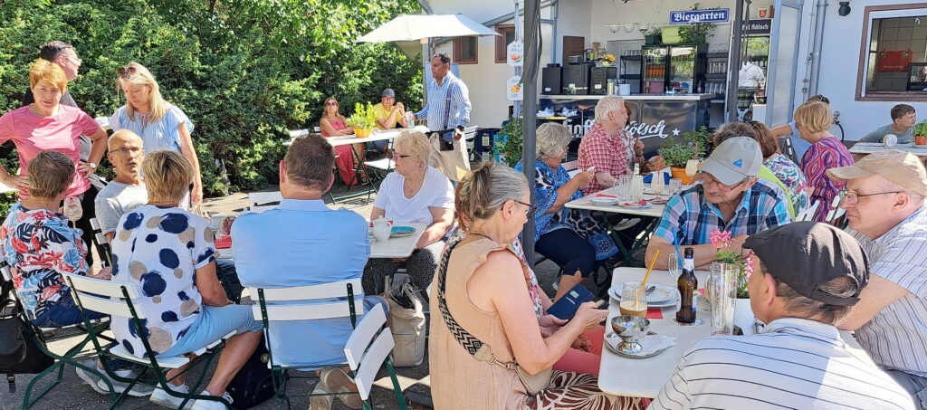 Nach den Führungen durch das Museum klang der Ausflug bei kühlen Getränken, Kaffee und angeregten Gesprächen im Biergarten der historischen Gaststätte Watteler gemütlich aus. Foto: BSG/pp/Agentur ProfiPress