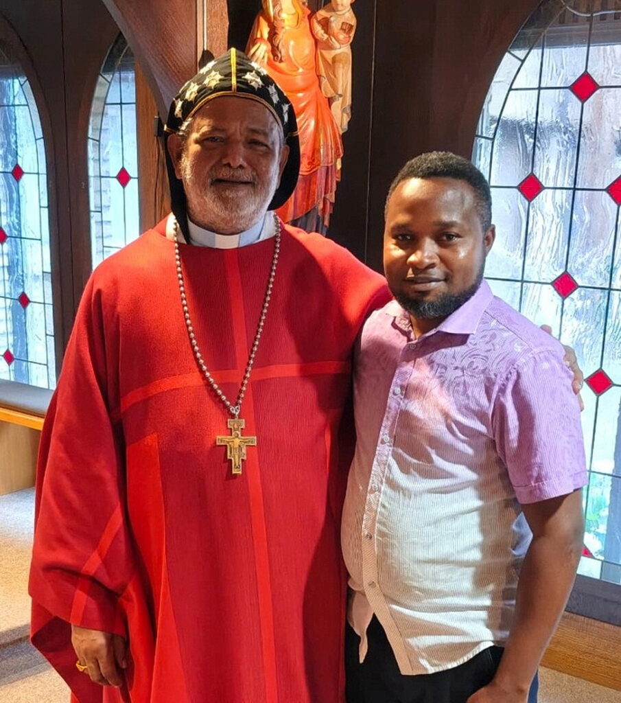 Begegnung zweier Kontinente und Kirchen: Martin Atwiine (r.) mit dem syro-malankarisch-katholischen Bischof Joshua Mar Ignathios, der während des Uganda-Besuchs ebenfalls Gast der Communio in Christo in Mechernich war. Foto: Hans Schäfer/pp/Agentur ProfiPress