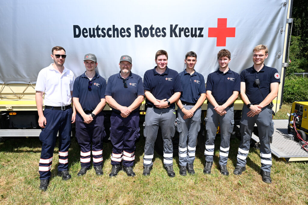 Die Ortsgruppe Mechernich des Roten Kreuzes unter Führung von Bereitschaftsleiter Sascha Suijkerland (3. v. l.) stellte die Gesundheit der Anwesenden bei Hitze sicher. Foto: Henri Grüger/pp/Agentur ProfiPress