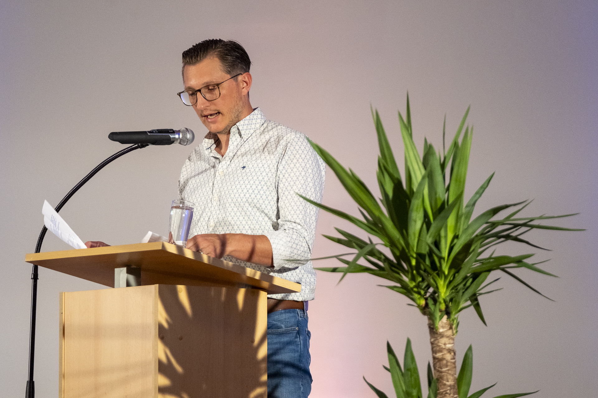 Mit viel Humor stellte Christoph Breuer, Fachbereichsleiter der Stadt Mechernich, das Gebäude vor. Unter dem Motto „Wussten Sie eigentlich …?“ führte er die Besucher durch diverse Besonderheiten des Neubaus. Foto: Ronald Larmann/pp/Agentur ProfiPress