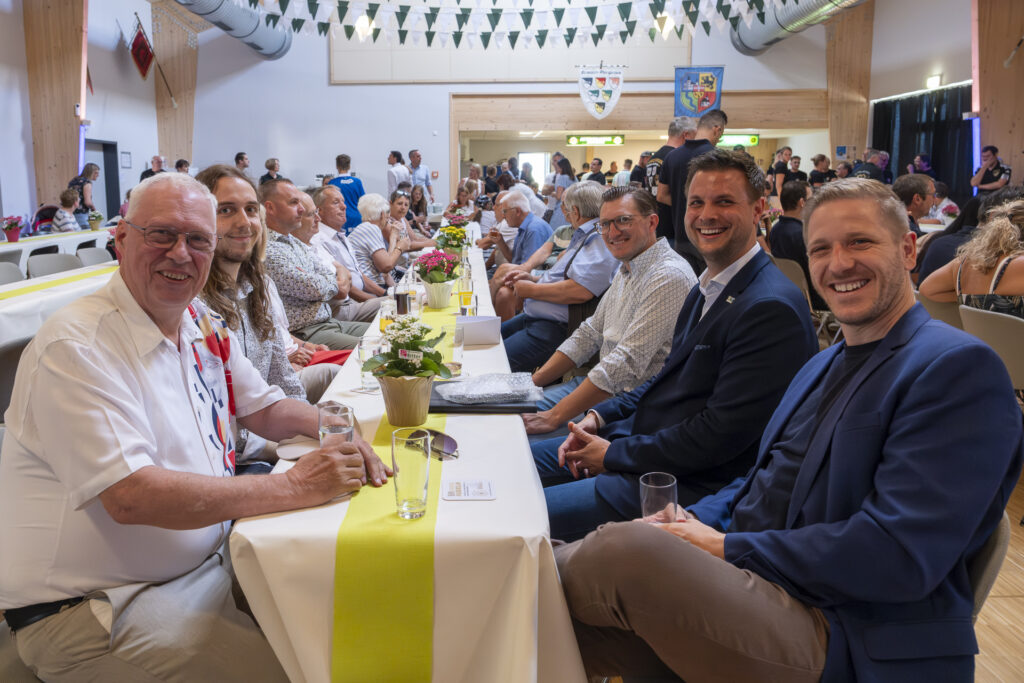 Gute Laune am Ehrentisch: SPD-Fraktionsvorsitzender Beppo Wassong (linke Seite), Robert Krug (GRÜNE), Tobias Heidemann (CDU) und Dr. Hans-Peter Schick sowie Landrat Markus Ramers (rechte Seite), Bürgermeister Michael Fingel und Fachbereichsleiter Christoph Breuer. Foto: Ronald Larmann/pp/Agentur ProfiPress