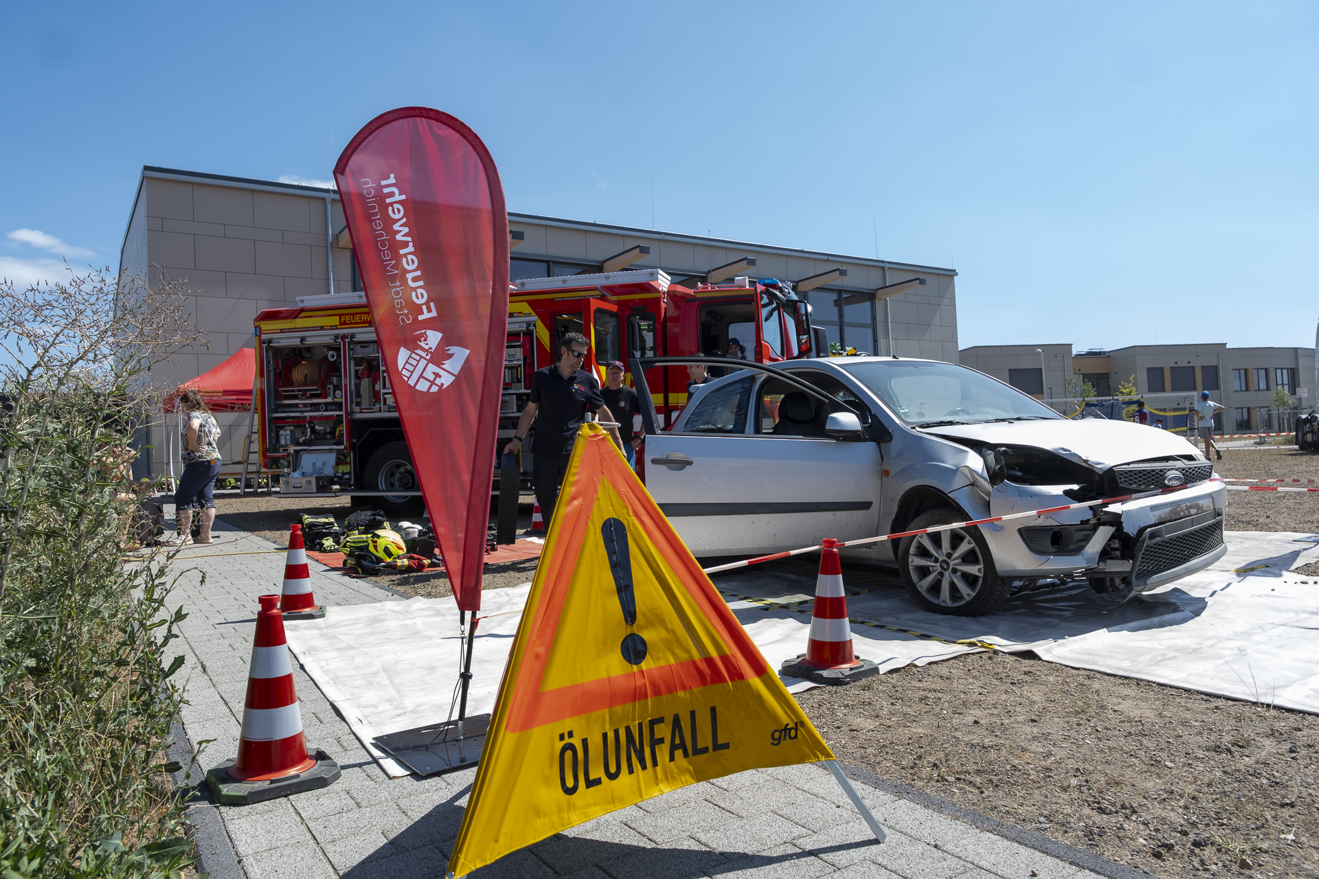 Einmal selbst Hand anlegen: Bei der Feuerwehr konnten Interessierte an einem ausrangierten Fahrzeug die hydraulischen Rettungswerkzeuge ausprobieren. Foto: Ronald Larmann/pp/Agentur ProfiPress