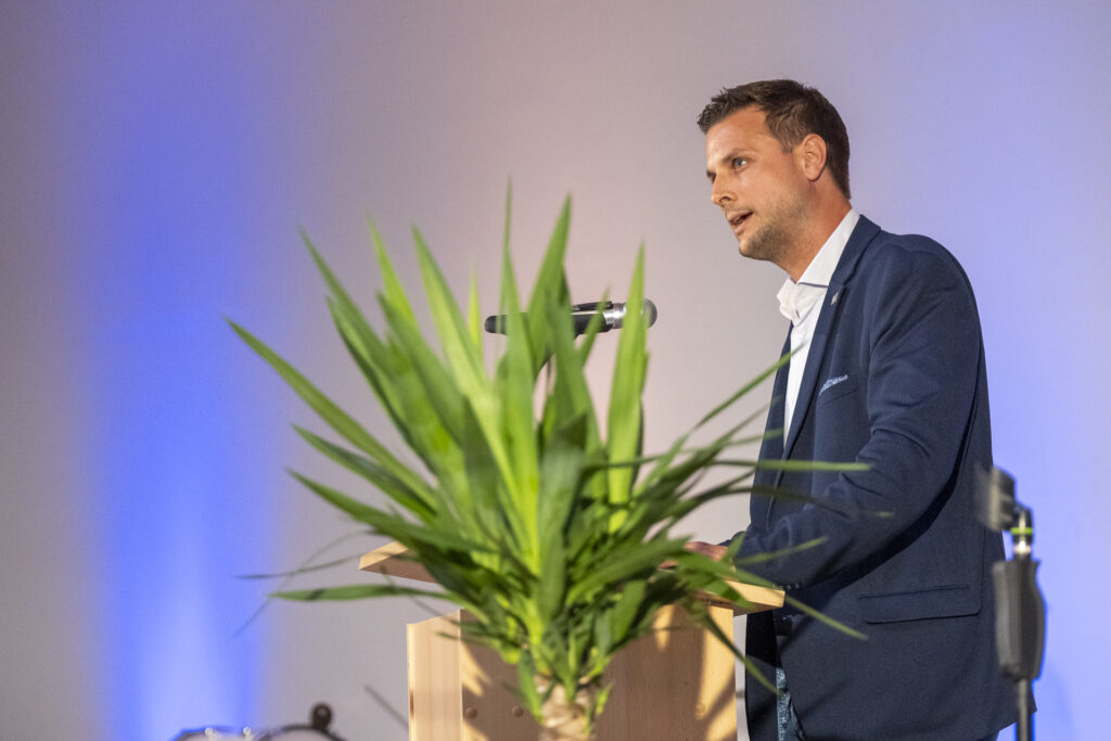DODO als Schlussstein: Für Bürgermeister Michael Fingel trägt der neue Dorfmittelpunkt nur, weil viele Menschen mit Ideen, Arbeit und Ehrenamt ihren eigenen Stein eingebracht haben. Foto: Ronald Larmann/pp/Agentur ProfiPress