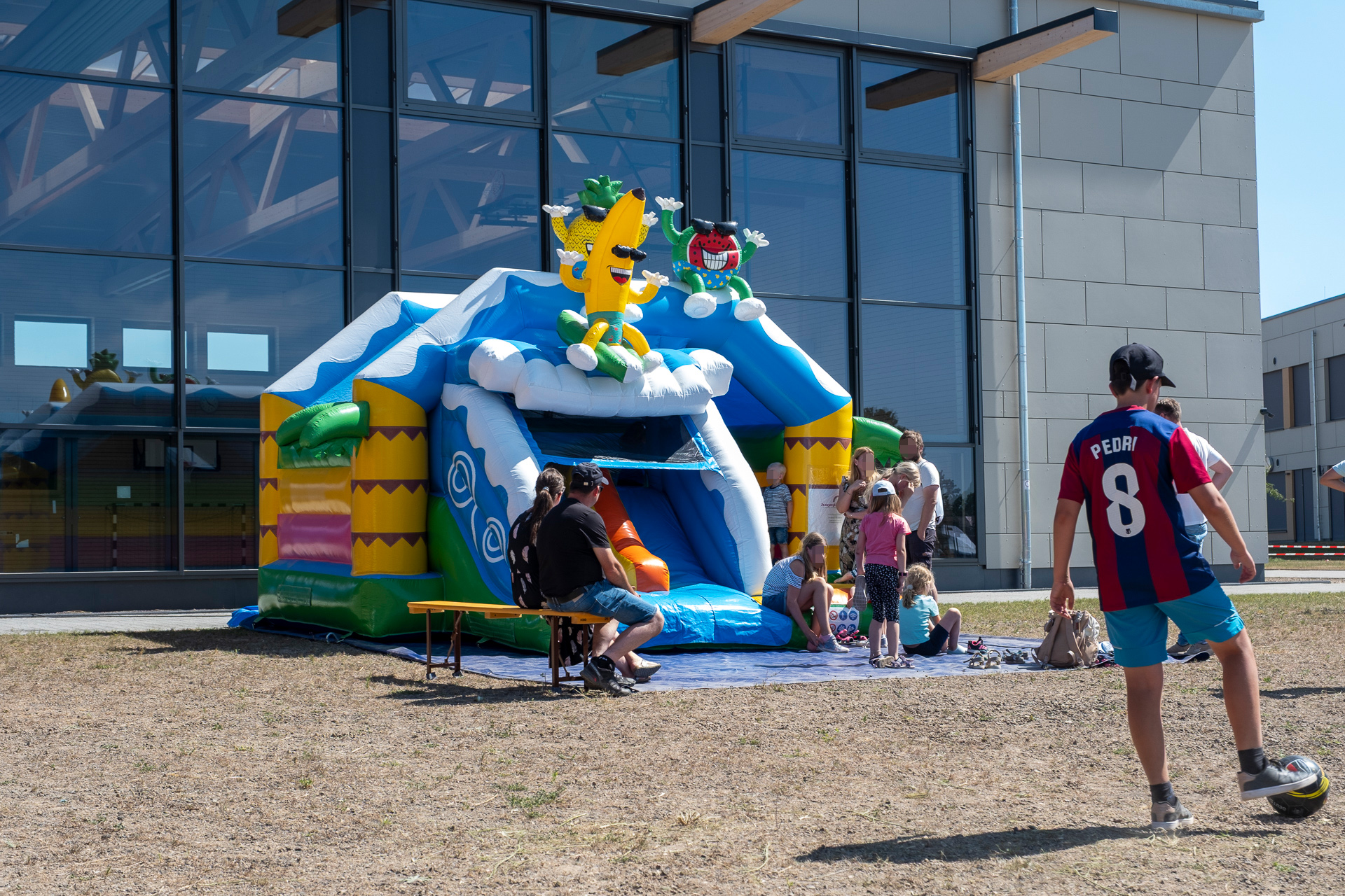 Eine Hüpfburg zählte ebenso zu den Attraktionen des Festes wie Torwandschießen, Kinderschminken und ganz viel mehr. Foto: Ronald Larmann/pp/Agentur ProfiPress