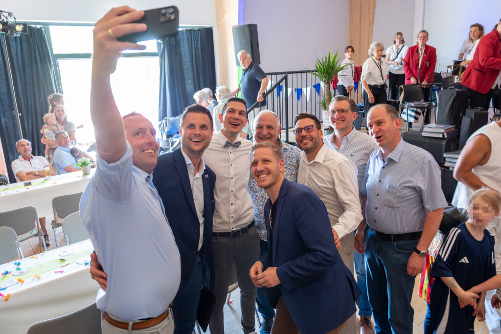 Strahlende Gesichter nach erfolgter Eröffnungsveranstaltung: Jens Breuer (v.l.) macht ein Selfie mit Bürgermeister Michael Fingel, Moderator Kevin Mießeler, Initiator Hajo Wolf (hinten), Landrat Markus Ramers (vorne), DODO-Geschäftsführer Moritz Biertz sowie die städtischen Mitarbeiter Christoph Breuer und Andreas Kurth. Foto: Ronald Larmann/pp/Agentur ProfiPress 