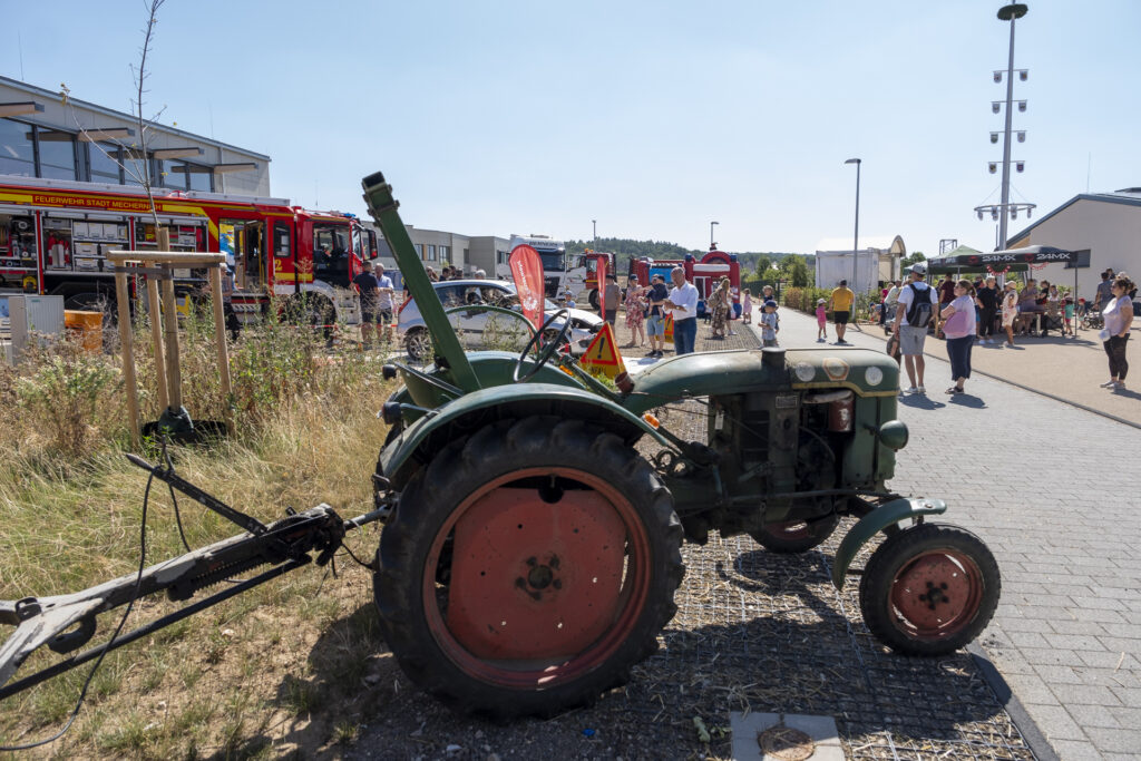 Fahrten mit dem Oldtimer-Traktor gehörten auch zum Festprogramm der Einweihungsfeierlichkeiten. Foto: Ronald Larmann/pp/Agentur ProfiPress