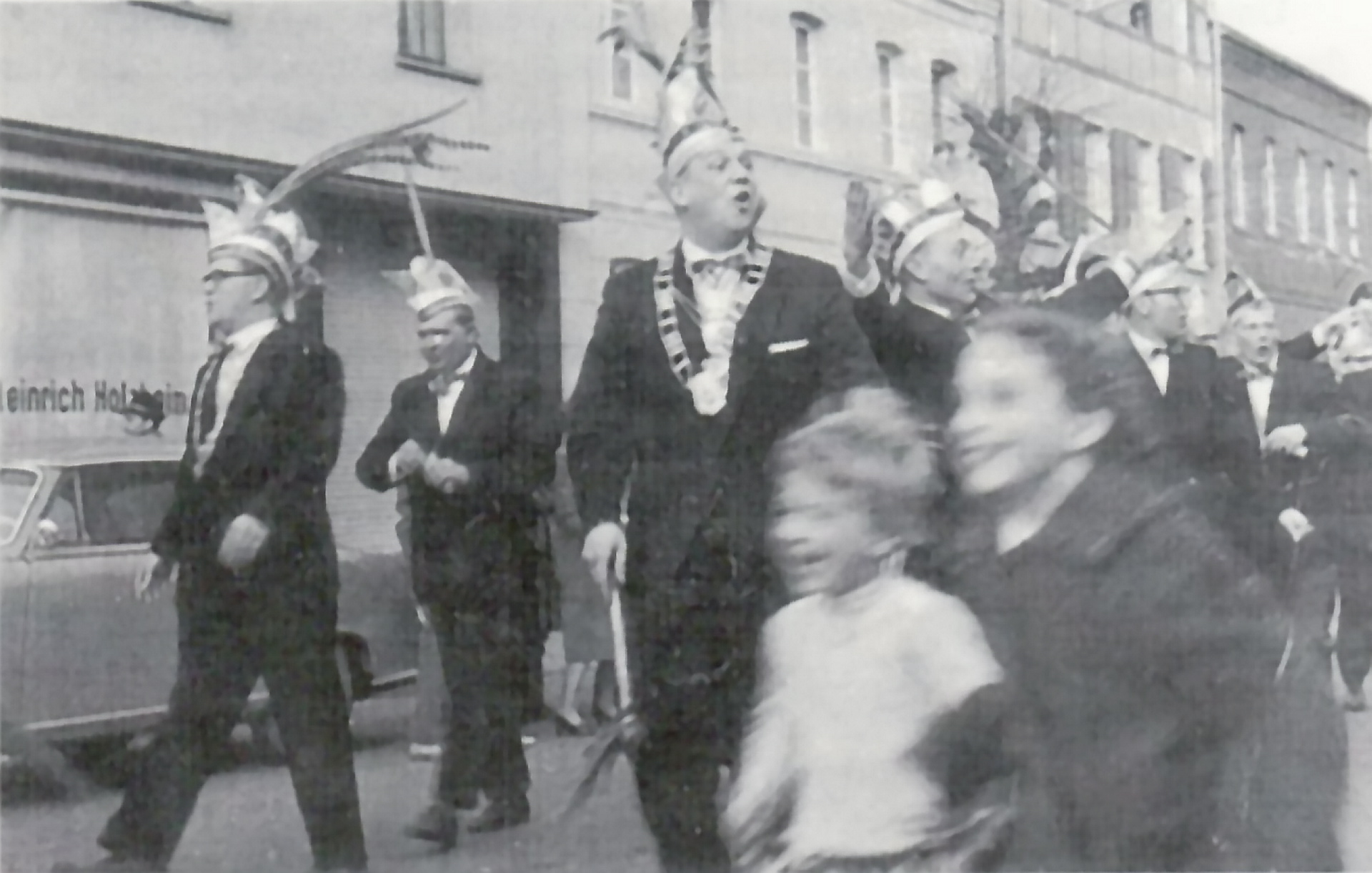 Nur wenige Woche nach der Gründung des Festausschusses Mechernicher Karneval zog der Elferrat des Festausschusses (der tatsächlich nicht 11, sondern 17 Mitglieder hatte), durch die Straßen Mechernichs. Archivfoto: FMK/pp/Agentur ProfiPress