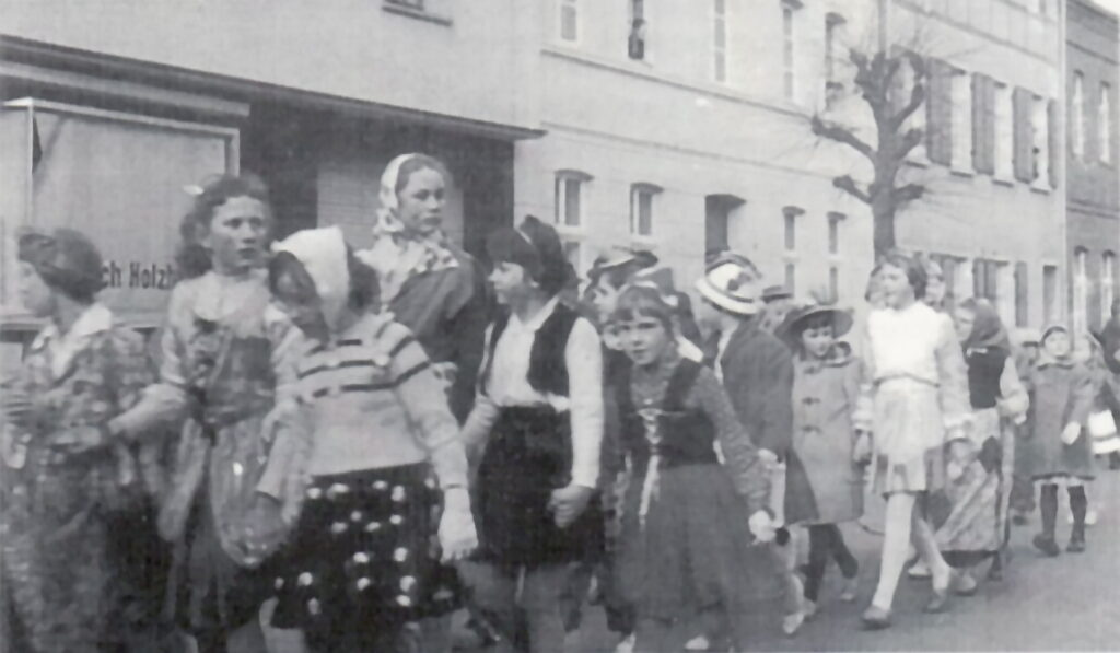 Am 28. Februar 1960 ging unter dem Motto: „Wir fördern nicht mehr Silber und Blei, wir fördern die Narretei“ der erste Kinderzug durch Mechernich. Archivfoto: FMK/pp/Agentur ProfiPress