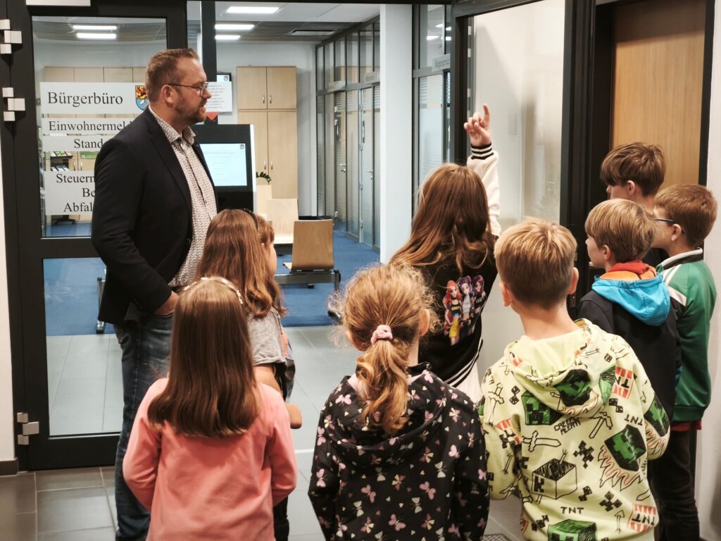 Los ging es im Bürgerbüro. Dort erfuhren die Kinder, wo Ausweise beantragt, Wohnsitze angemeldet und viele andere Dinge erledigt werden, die Erwachsene im Alltag so brauchen. Foto: Kerstin Rottland/pp/Agentur ProfiPress