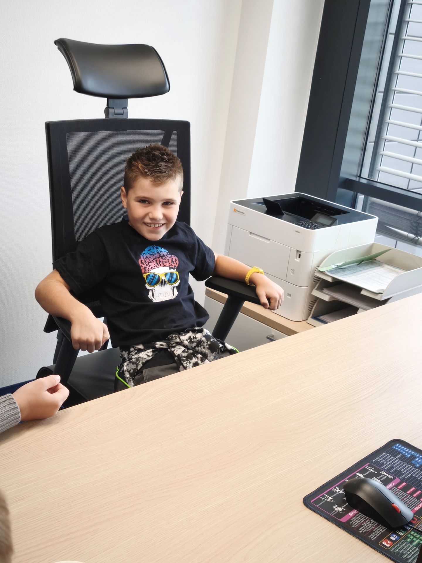 Im derzeit verwaisten Büro des Bürgermeisters waren die Pänz besonders neugierig: Nacheinander hopsten sie auf Michael Fingels Sessel. Foto: Kerstin Rottland/pp/Agentur ProfiPress