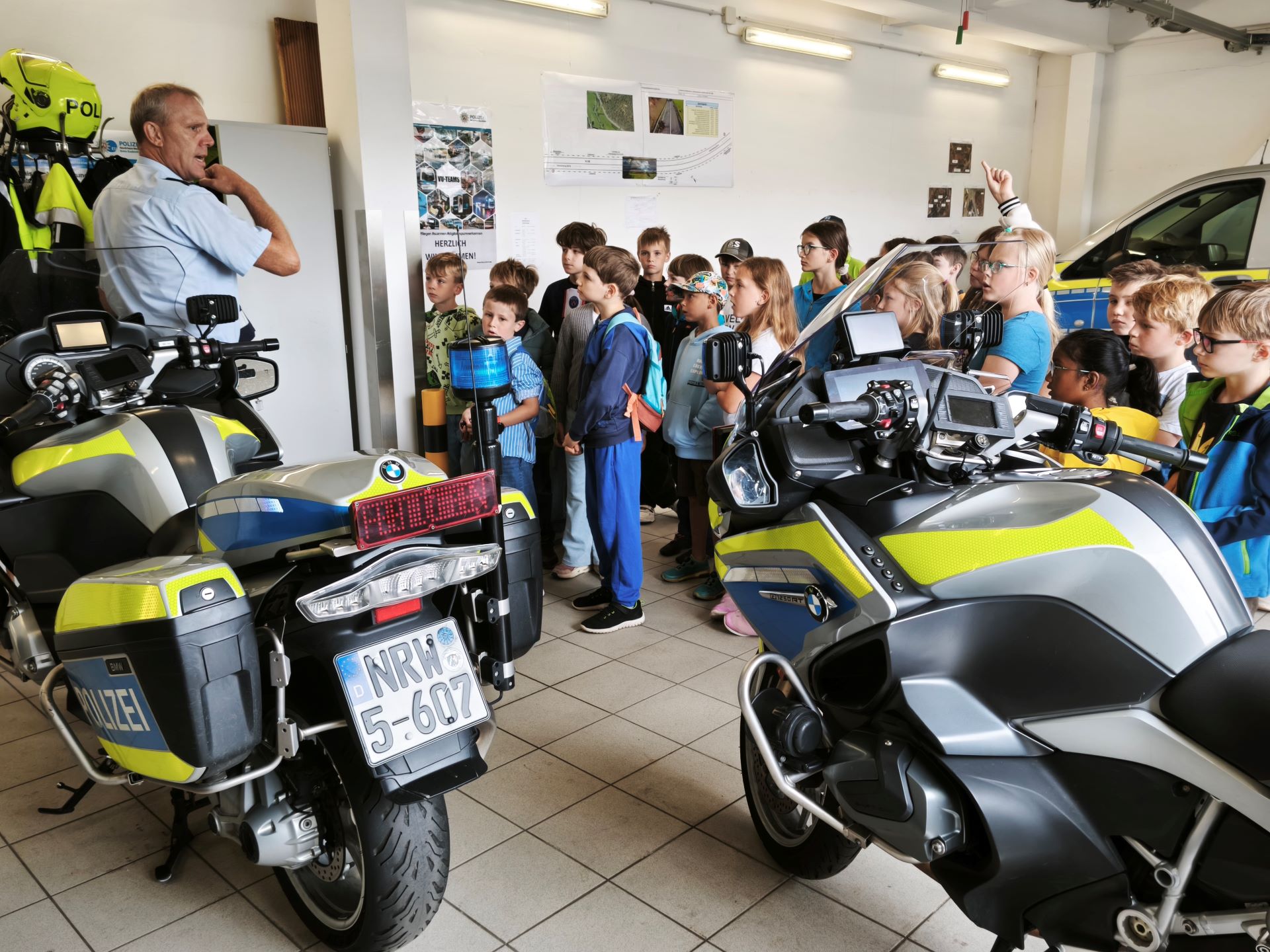 Auf dem rückwärtigen Parkplatz öffnete Polizeihauptkommissar Markus Braun zur größten Freude aller die Garage mit den Polizeimotorrädern. Foto: Kerstin Rottland/pp/Agentur ProfiPress