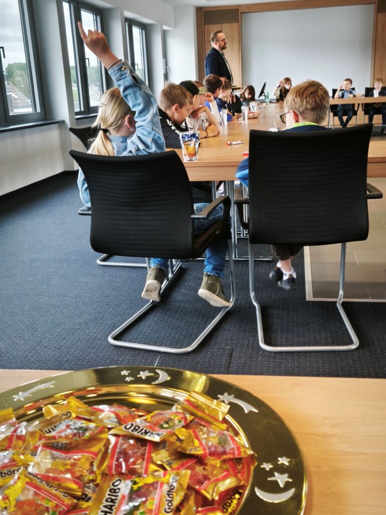 Im Ratssaal erreichte die Fragestunde ihren Höhepunkt. Kaum hatten die Kinder Platz genommen, schossen auch schon die ersten Hände hoch. Foto: Kerstin Rottland/pp/Agentur ProfiPress