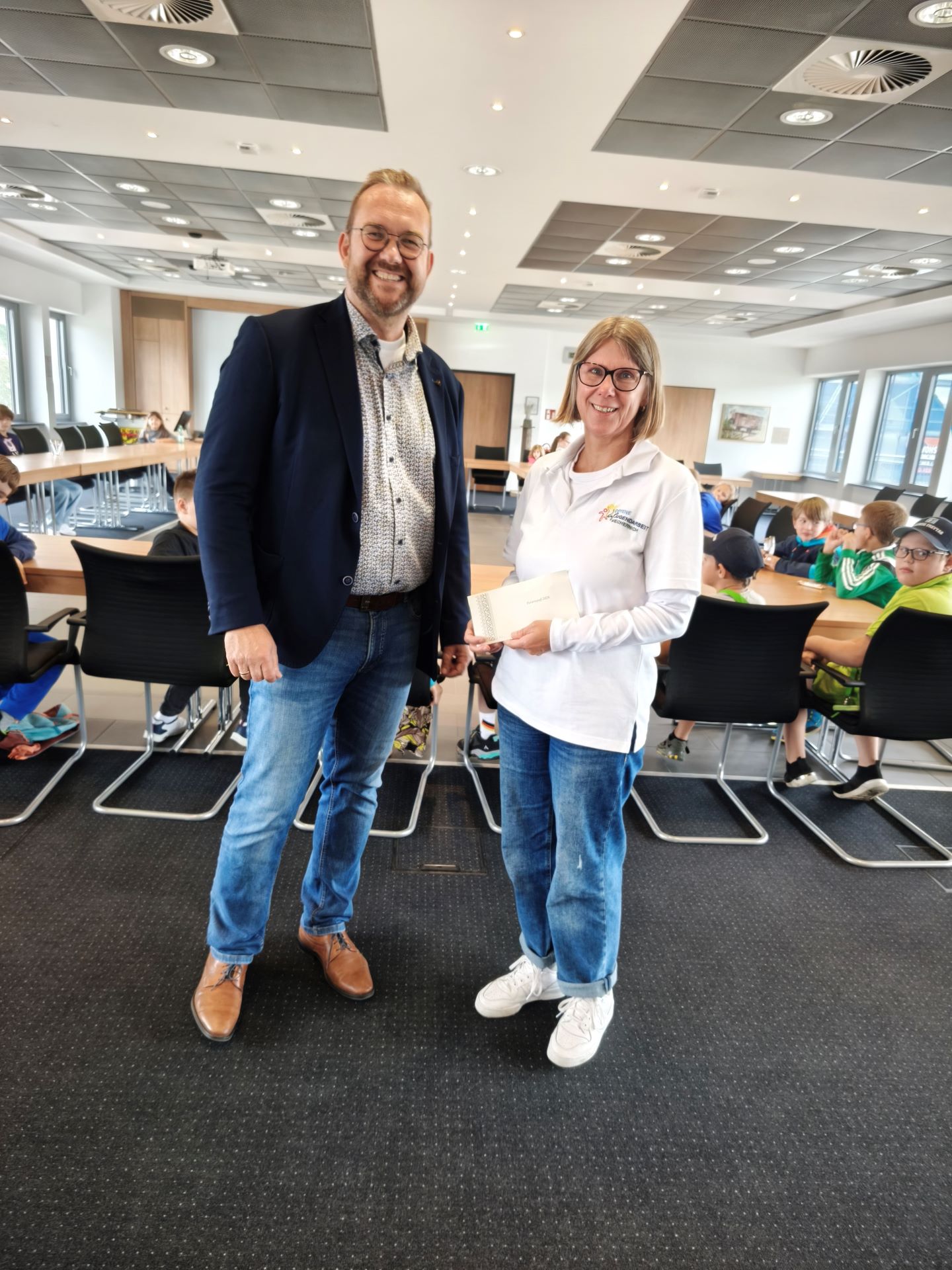 „Eisgeld“ gab es auch: Thomas Hambach bedankte sich für das tolle Zuhören und wünschte Anja Lehmann (K.O.T. Mechernich, auf dem Bild) und Andrea Meurer (K.O.T. Kommern) sowie allen Kindern viel Spaß in der Eisdiele. Foto: Kerstin Rottland/pp/Agentur ProfiPress