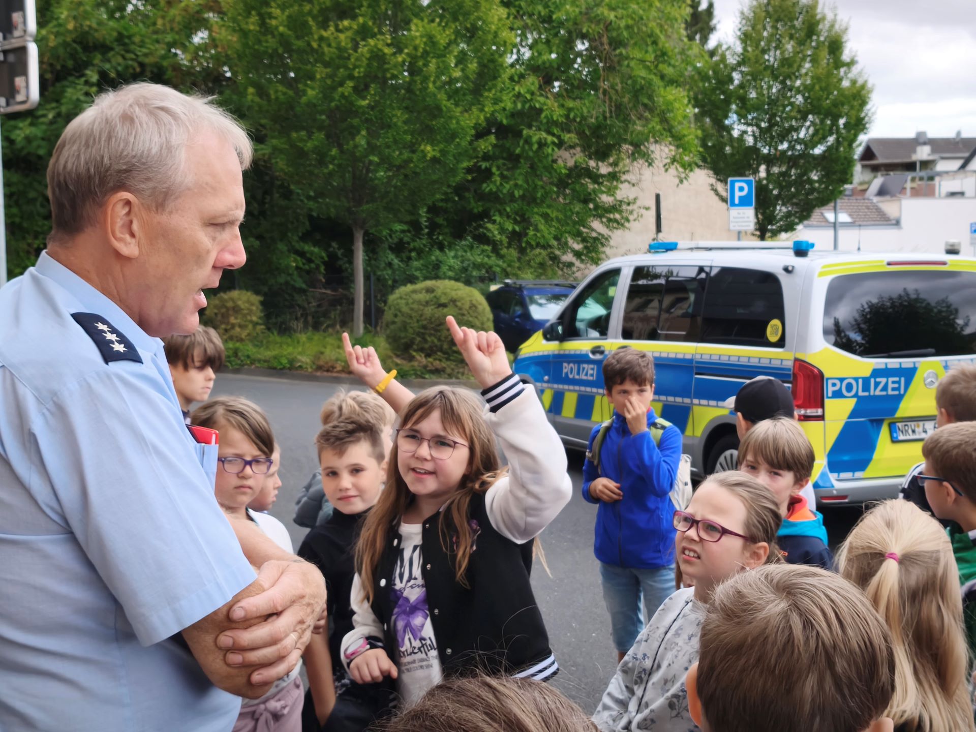 Nach dem Rundgang durch das Rathaus ging es für die Kids direkt weiter zur benachbarten Polizeiwache, wo Polizeihauptkommissar Markus Braun schon auf sie wartete. Foto: Kerstin Rottland/pp/Agentur ProfiPress