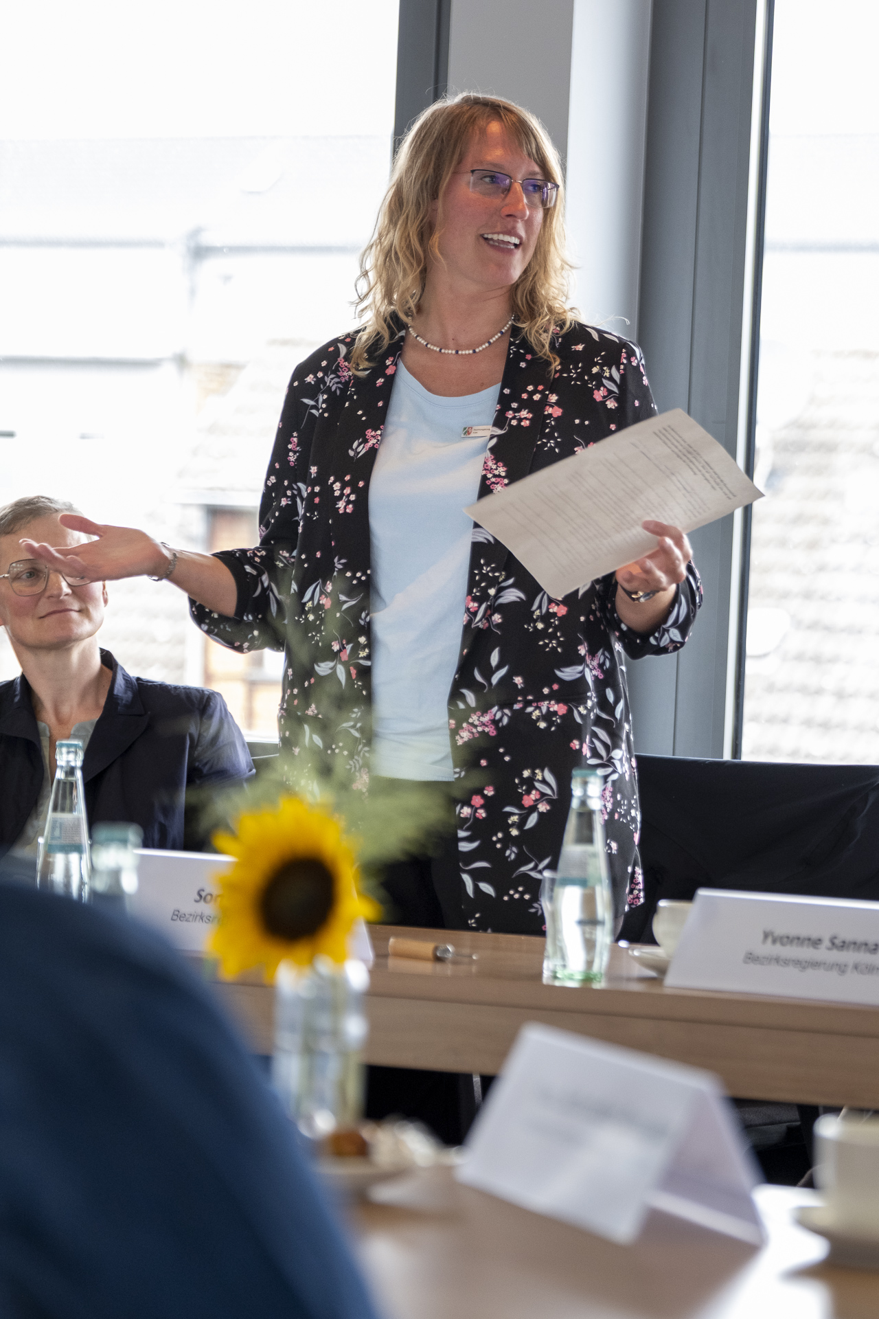 Sonja Jorzig von der Bezirksregierung Köln betonte bei der Übergabe der Förderbescheide die enge Zusammenarbeit zwischen Land, Bewilligungsbehörde und Kommune. Fördermittel entfalteten ihre Wirkung dort, „wo sie den größten Nutzen für die Menschen vor Ort haben“. Foto: Ronald Larmann/pp/Agentur ProfiPress
