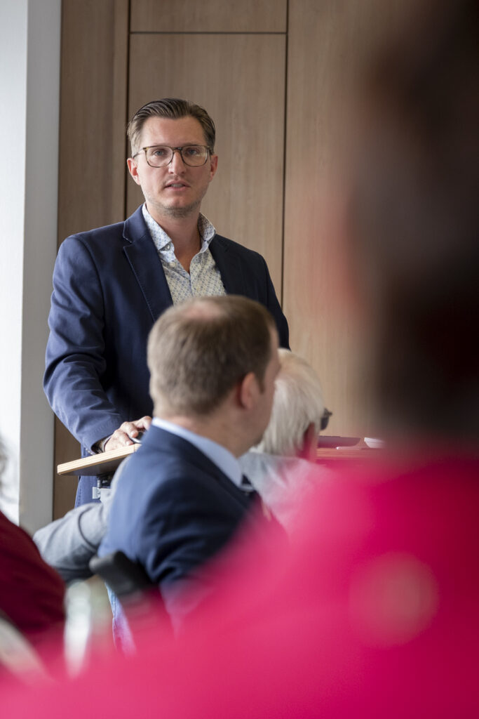 Fachbereichsleiter Christoph Breuer stellte die drei geförderten Projekte im Detail vor und erläuterte die Planungen für die Dorfgemeinschaftshäuser in Harzheim und Schaven sowie die Neugestaltung des Dorfplatzes in Antweiler. Foto: Ronald Larmann/pp/Agentur ProfiPress