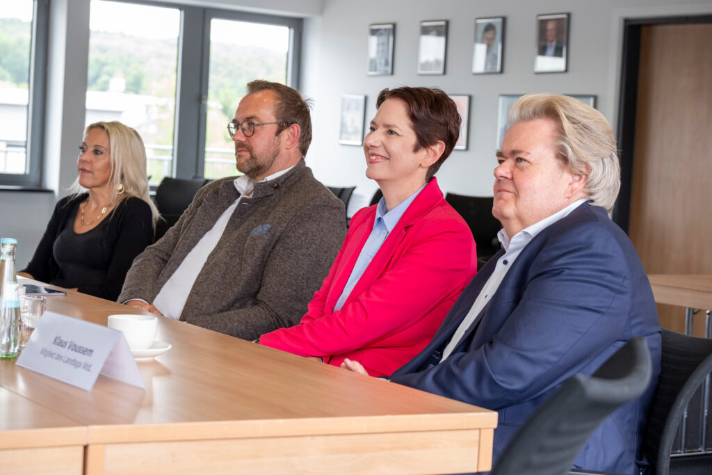 Gemeinsam verfolgten Manuela Holtmeier (v.l.), persönliche Referentin des Mechernicher Bürgermeisters, der Erste Beigeordnete Thomas Hambach, Ministerin Silke Gorißen und der Landtagsabgeordnete Klaus Voussem die Vorstellung der drei Förderprojekte für Antweiler, Harzheim und Schaven. Foto: Ronald Larmann/pp/Agentur ProfiPress
