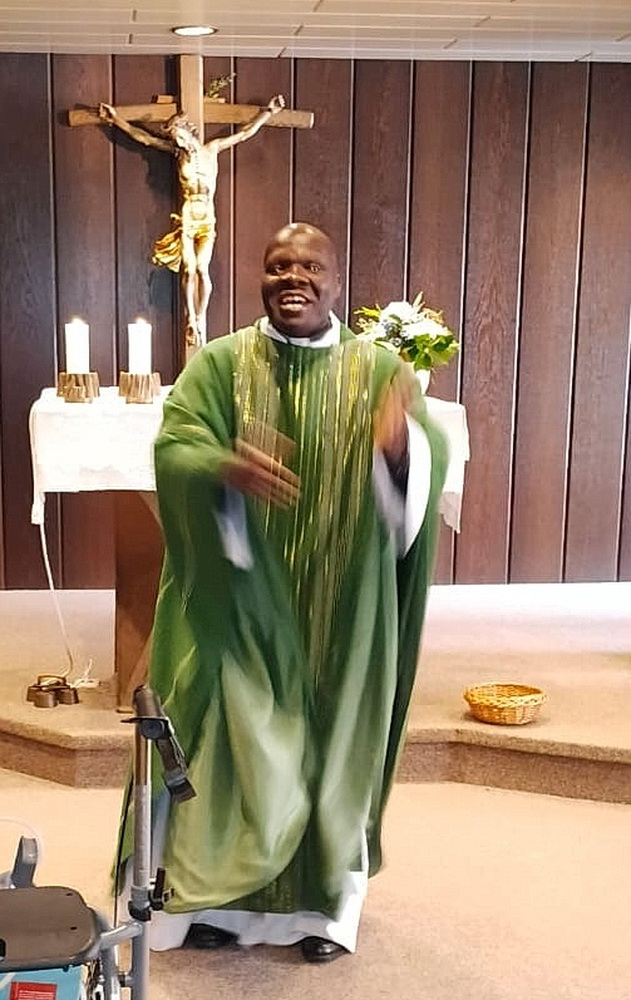 Mit sichtbarer Freude feierte Father John Baptist CSC die Sonntagsmesse mit den Bewohnern zum Abschluss seines vierwöchigen Aufenthalts im Mutterhaus der Communio in Christo. Der ugandische Priester brachte seine Dankbarkeit mit afrikanischer Lebensfreude und Tanz zum Ausdruck. Foto: Martin Atwiine/pp/Agentur ProfiPress
